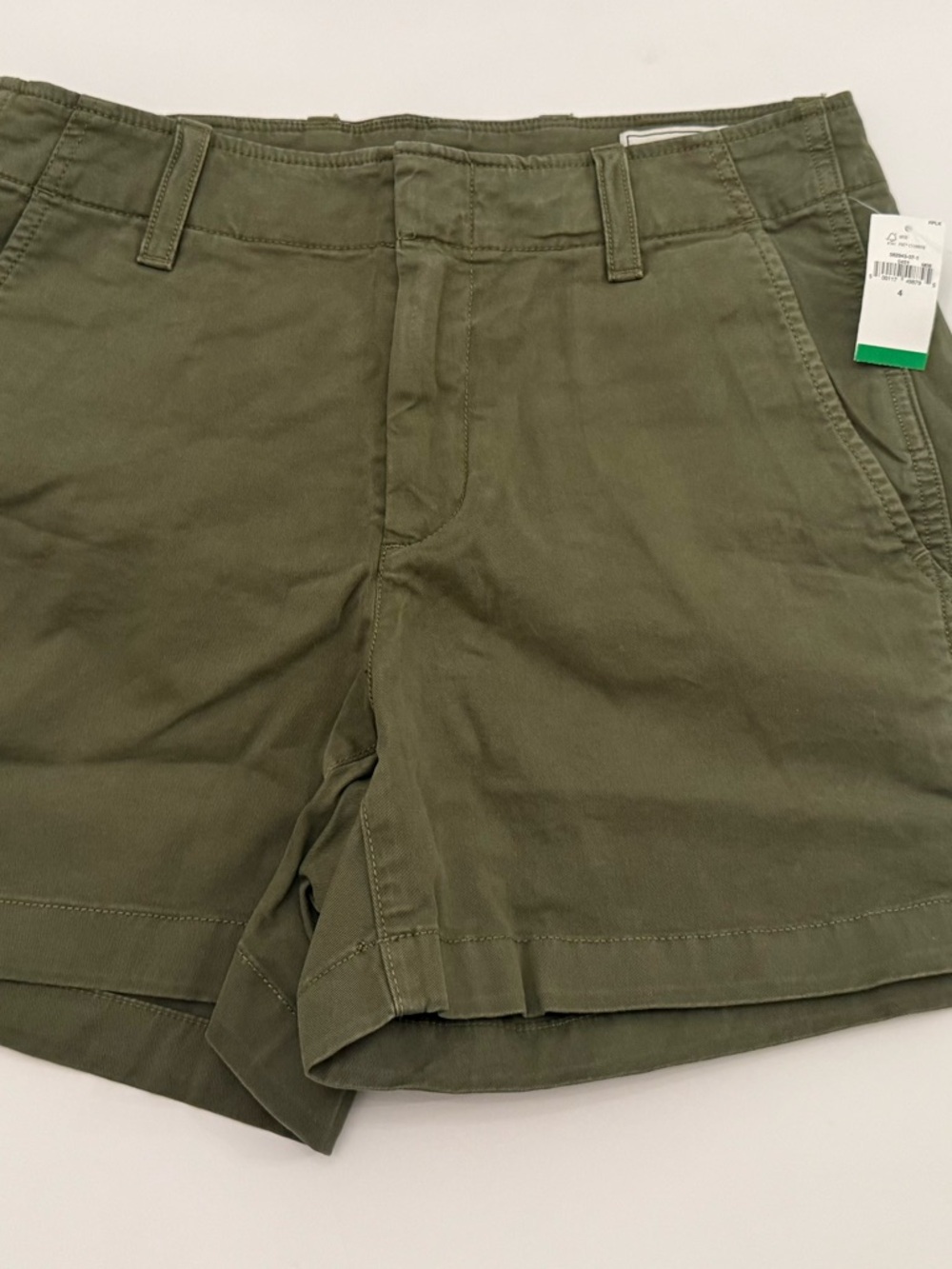 NWT GAP Women’s Olive Green khaki Shorts size 4 mid rise